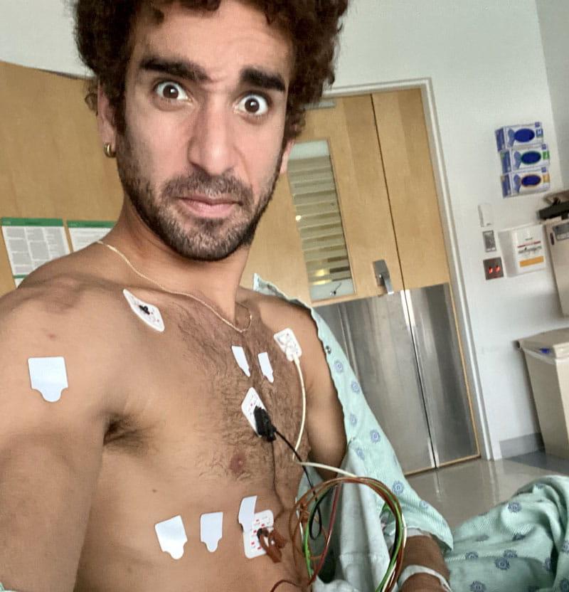 Edson Barbosa recuperándose en el hospital luego de su procedimiento de ablación cardíaca en 2021. (Fotografía cortesía de Edson Barbosa)